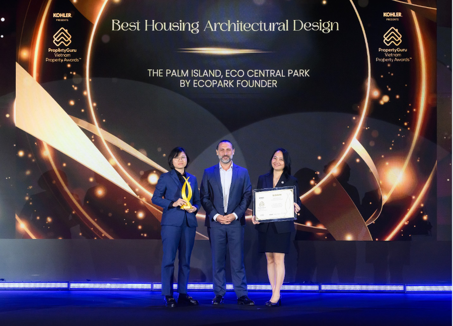 Bà Mai Thị Hồng Quyên – giám đốc Kinh doanh & Marketing và bà Huỳnh Thị Uyên Phương – Giám đốc Chiến lược nhà sáng lập Ecopark nhận giải thưởng tại PropertyGuru 2026