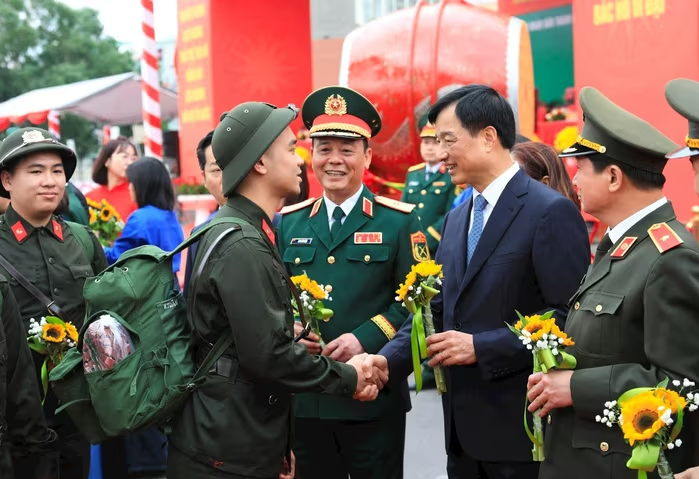 Sức trẻ tòng quân: Hàng nghìn thanh niên cả nước hăng hái lên đường nhập ngũ