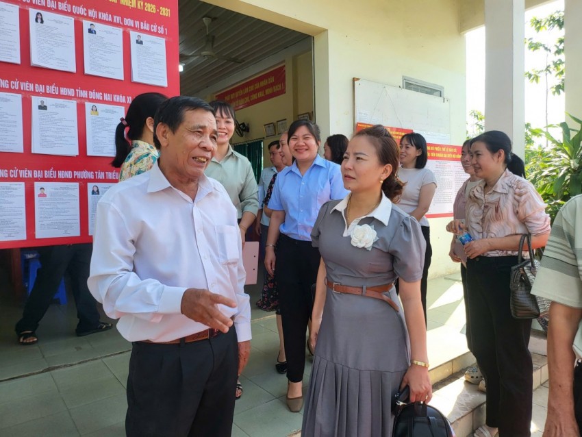 Cử tri trao đổi với ứng cử viên Nguyễn Thị Thanh Thủy tại buổi tiếp xúc.