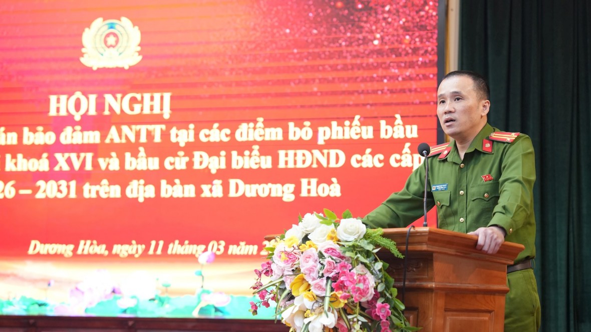 Công an xã Dương Hoà tăng cường công tác tuần tra đảm bảo an ninh trật tự các điểm bỏ phiếu, bầu cử Trung tá Trần Nhật Quang - Trưởng Công an xã Dương Hòa phát biểu tại hội nghị.