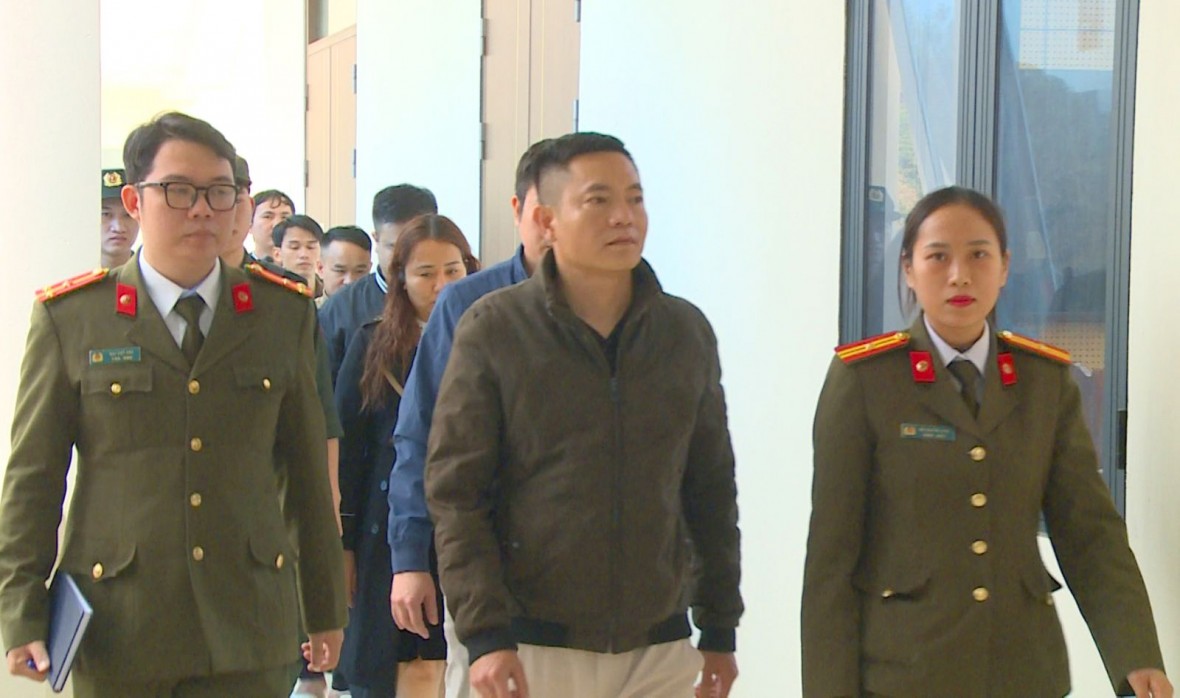 Hoàng Văn Toàn cùng nhiều đồng phạm bị bắt giữ. Hoàng Văn Toàn cùng nhiều đồng phạm bị bắt giữ.