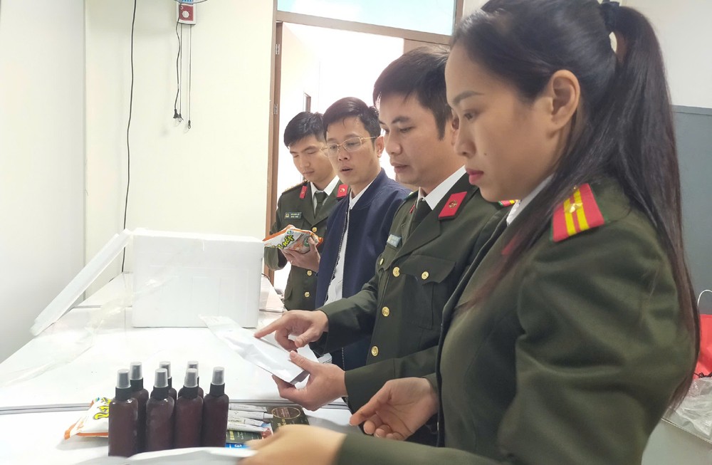 Ban chuyên án thu giữ nhiều tang vật liên quan. (Ảnh: Công an tỉnh Thanh Hóa) Ban chuyên án thu giữ nhiều tang vật liên quan. (Ảnh: Công an tỉnh Thanh Hóa)