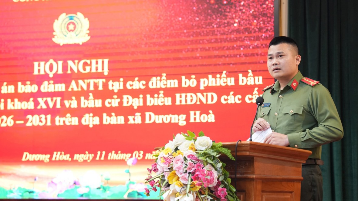 Công an xã Dương Hoà tăng cường công tác tuần tra đảm bảo an ninh trật tự các điểm bỏ phiếu, bầu cử Đại úy Cấn Xuân Dương, Tổ trưởng tổ an ninh, Công an xã Dương Hòa đã trình bày phương án bảo đảm an ninh trật tự.