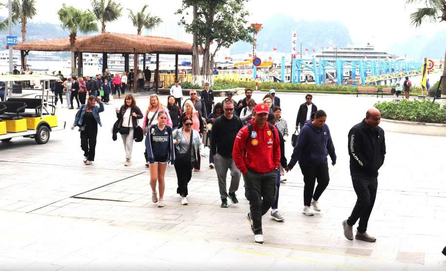 Khách du lịch quốc tế tham quan vịnh Hạ Long.